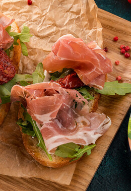 Итальянская брускетта с прошутто