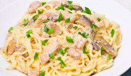 Паста с грибами и курицей