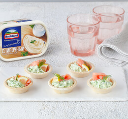 Тарталетки с зеленой начинкой и копченым лососем