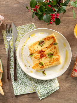 Омлет в виде конвертика с сыром 