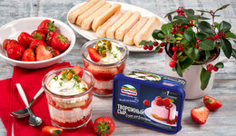 Трайфл из творожного сыра, печенья и клубники 