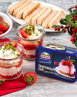 Трайфл из творожного сыра, печенья и клубники 