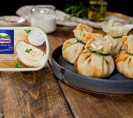 Блинные мешочки с пикантной начинкой из курицы