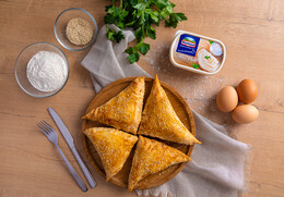 Конвертики из слоеного теста с сыром и ветчиной