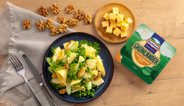 Куриный салат с сыром Grünländer и ананасами