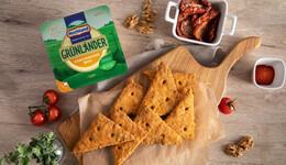 Сырное печенье с паприкой и помидорами