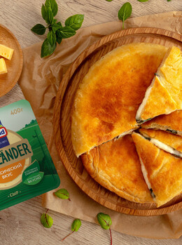 Сырная лепешка с молодыми листьями свеклы